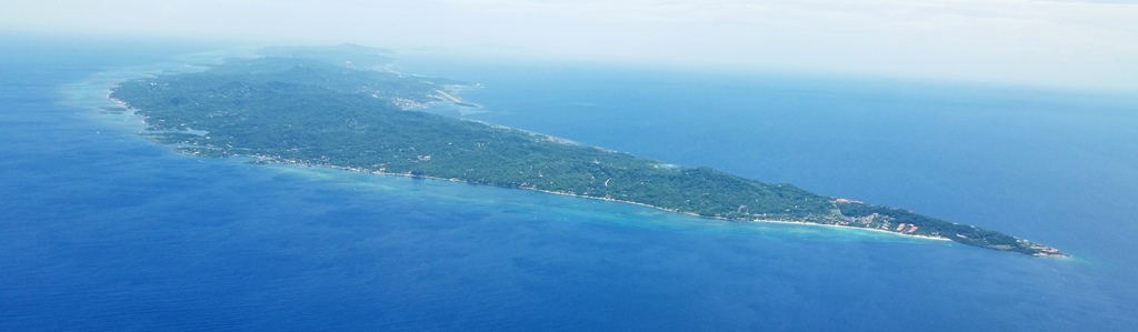Roatan
                                  Island from air by Pi3.124 (Source:
https://commons.wikimedia.org/wiki/File:Roatan_looking_northwest_with_West_Bay_on_the_right_and_Coxen_Hole_and_Manuel_Galvez_airport_in_the_upper_middle.jpg)